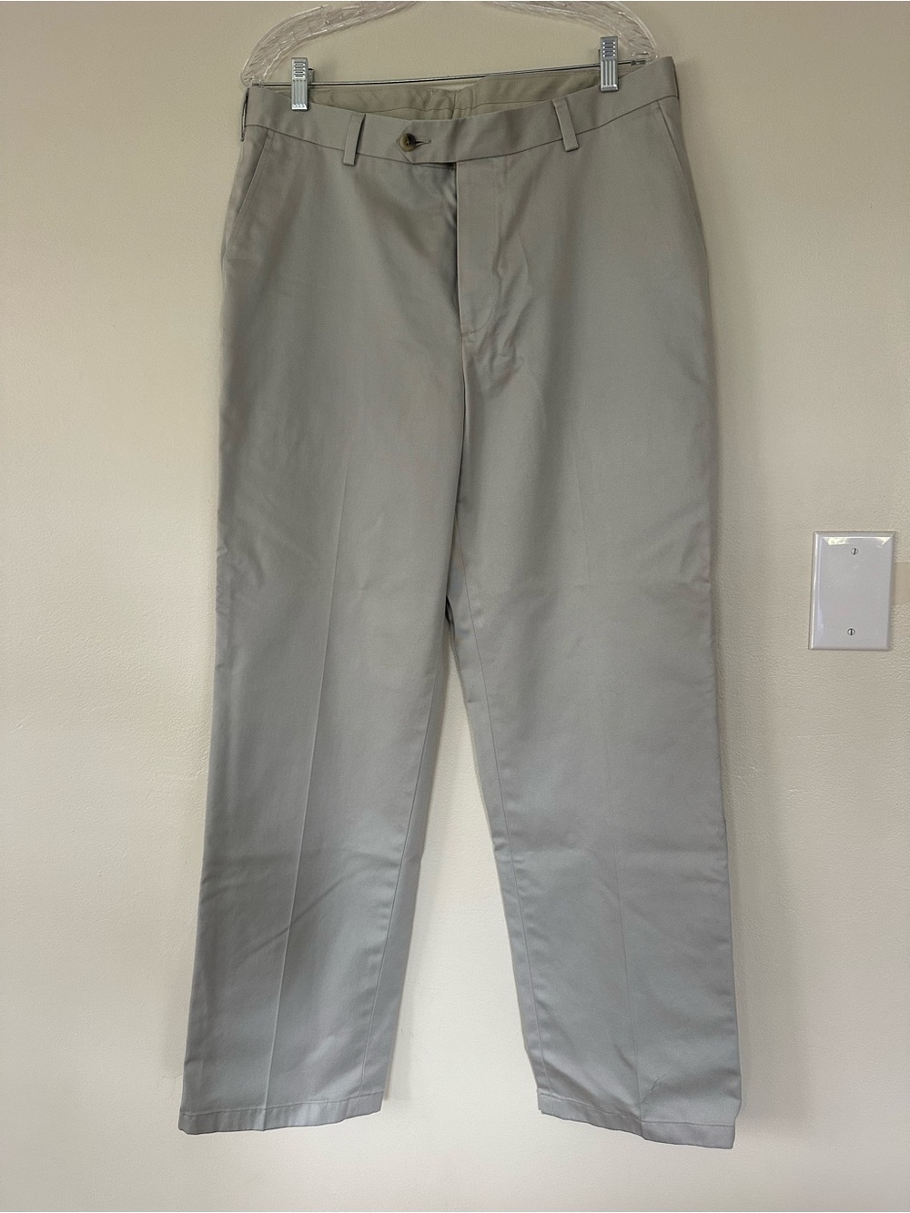 Jos. A. Bank Men's Chinos in khaki color (36Wx32L)